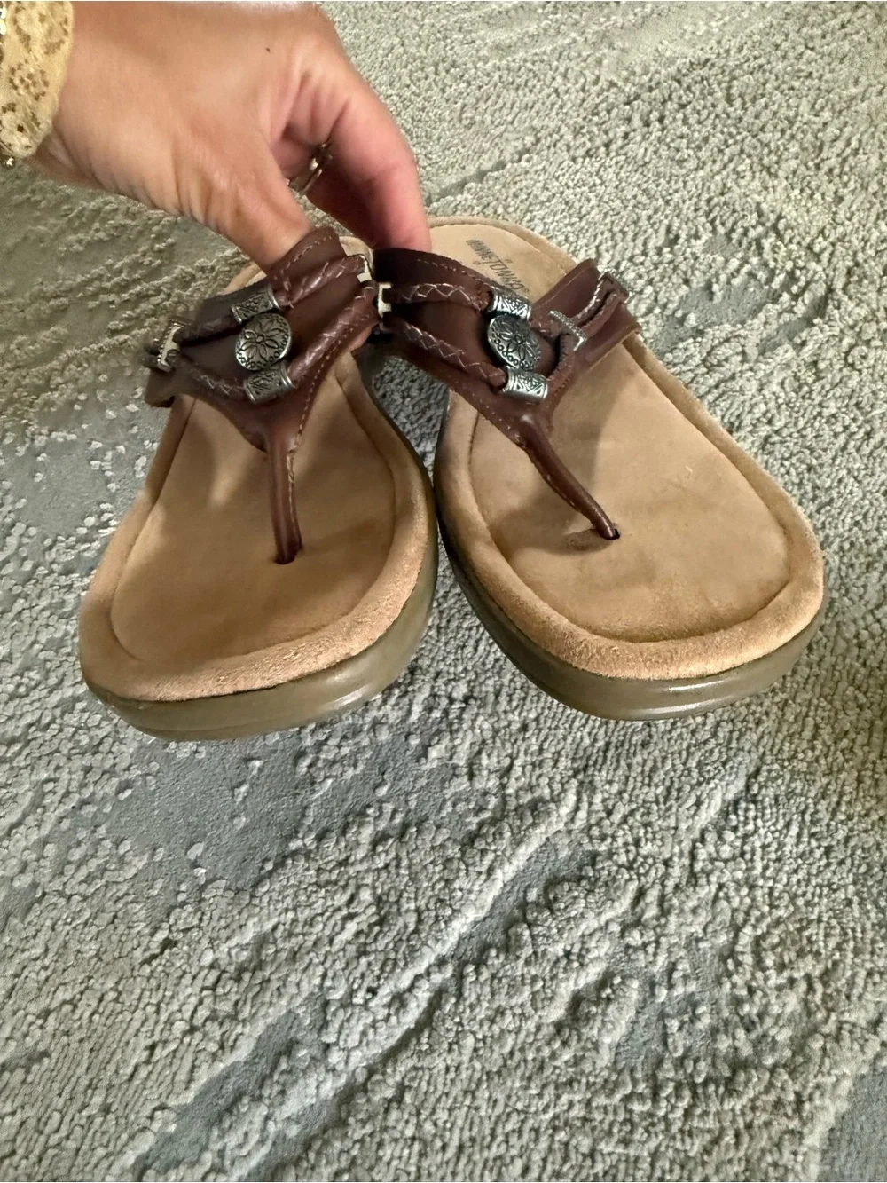 Minnetonka Silverthorne 360 thong sandals brown leather straps silver charms 10